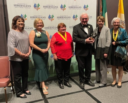 Bertie Ahern receiving 2023 Sean MacBride Humanitarian Award from The Ancient Order of Hibernians Organisation Pictured with Kathie Linton, Ladies AOH Past National President. Marilyn Madigan, LAOH President, Carol Sheyer, LAOH Past National President, Mary Ann Lubinsky, LAOH Vice President and Helena Nolan Consul General